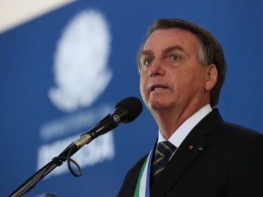 Bolsonaro veta PL que dispensa carência do INSS para lúpus e epilepsia