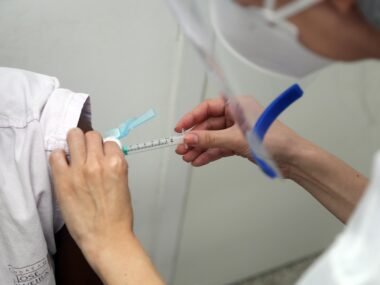 Vacinação contra gripe acontece em mais de 35 pontos de Salvador neste sábado (27)
