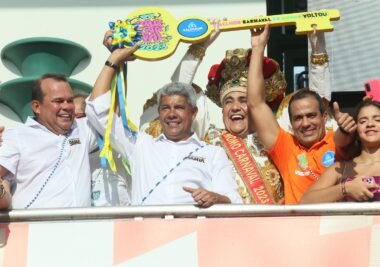 Bruno Reis entrega chave da cidade ao Rei Momo - Confira a programação do carnaval desta quinta- feira