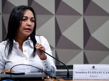 Relatora pede indiciamento de Bolsonaro e outros 60 golpistas
