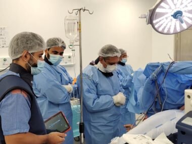 Cárdio Pulmonar realiza cirurgia de implante cerebral que melhora sintomas em paciente de Parkinson